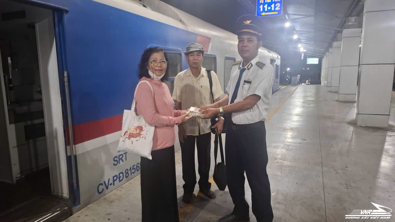 Tiếp viên tàu SE21 trả lại gần 30 triệu đồng cho hành khách bỏ quên